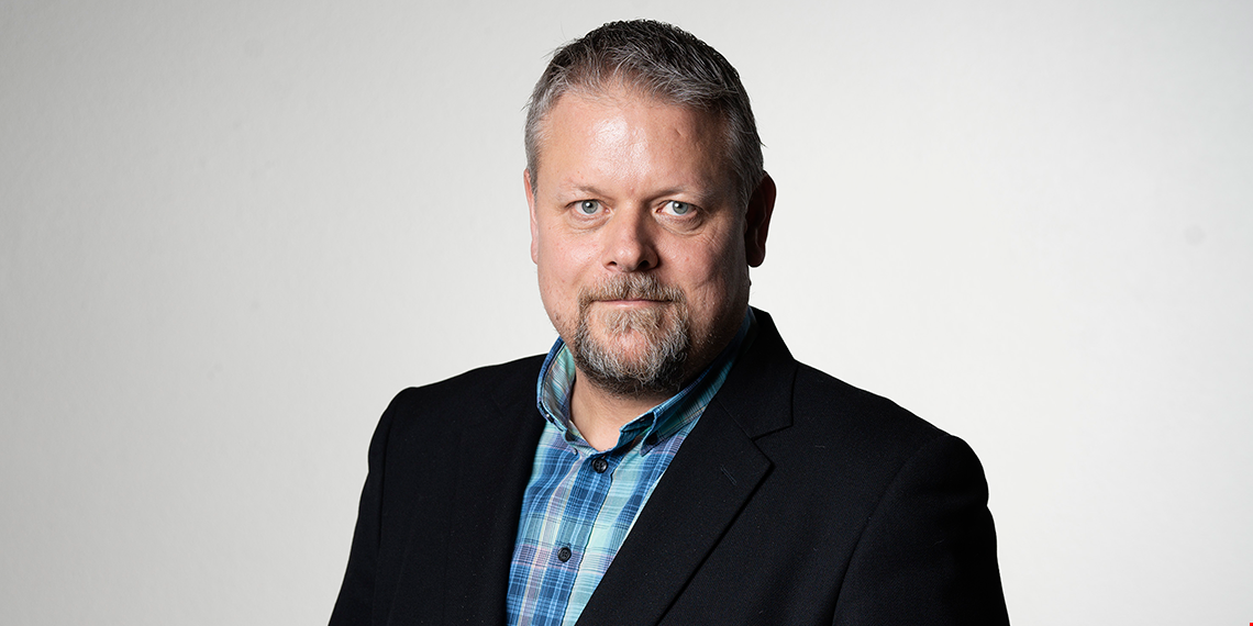 Conny Lundberg tittar in leende i kameran.