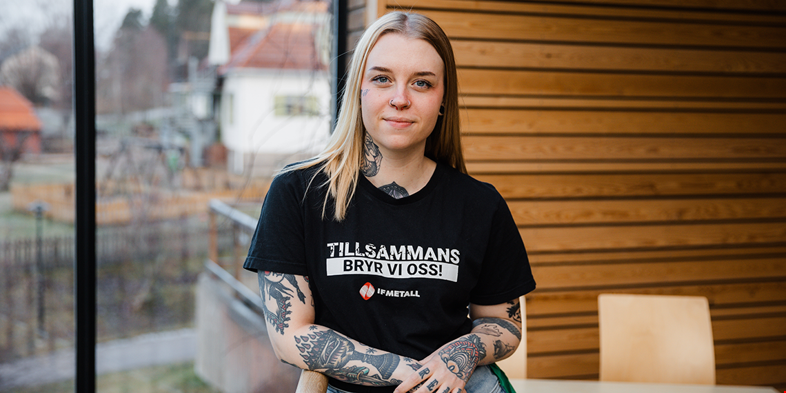 Julia Jansson tittar in i kameran. Bilden är knäppt framifrån.