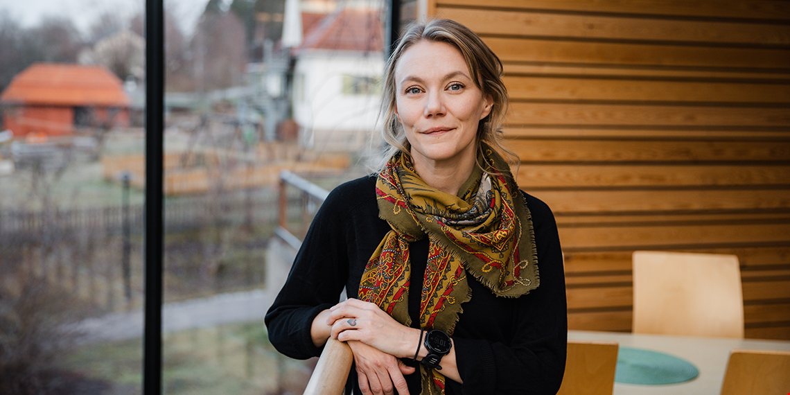 Pia Johansson tittar in i kameran rakt framifrån.