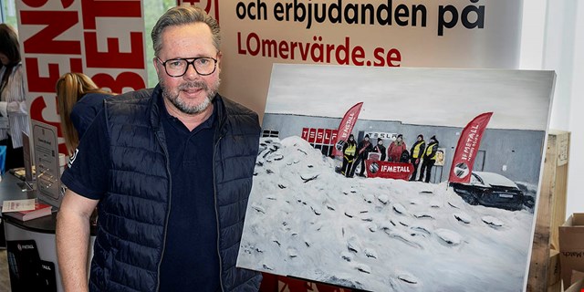 Christoffer Ahlqvist med tavlan