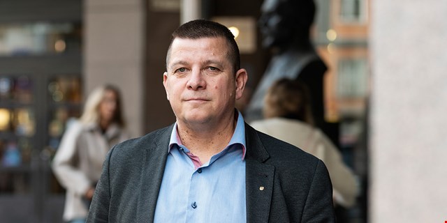 Person i stadsmiljö, bakgrunden suddig.
