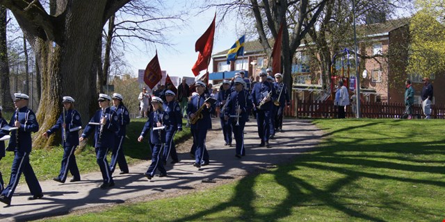 Musikparad med fanor i Hembygdspark